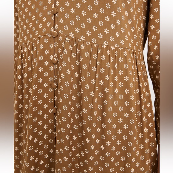 Madewell v neck tiered button front midi dress in daisies forever - Picture 3 of 10